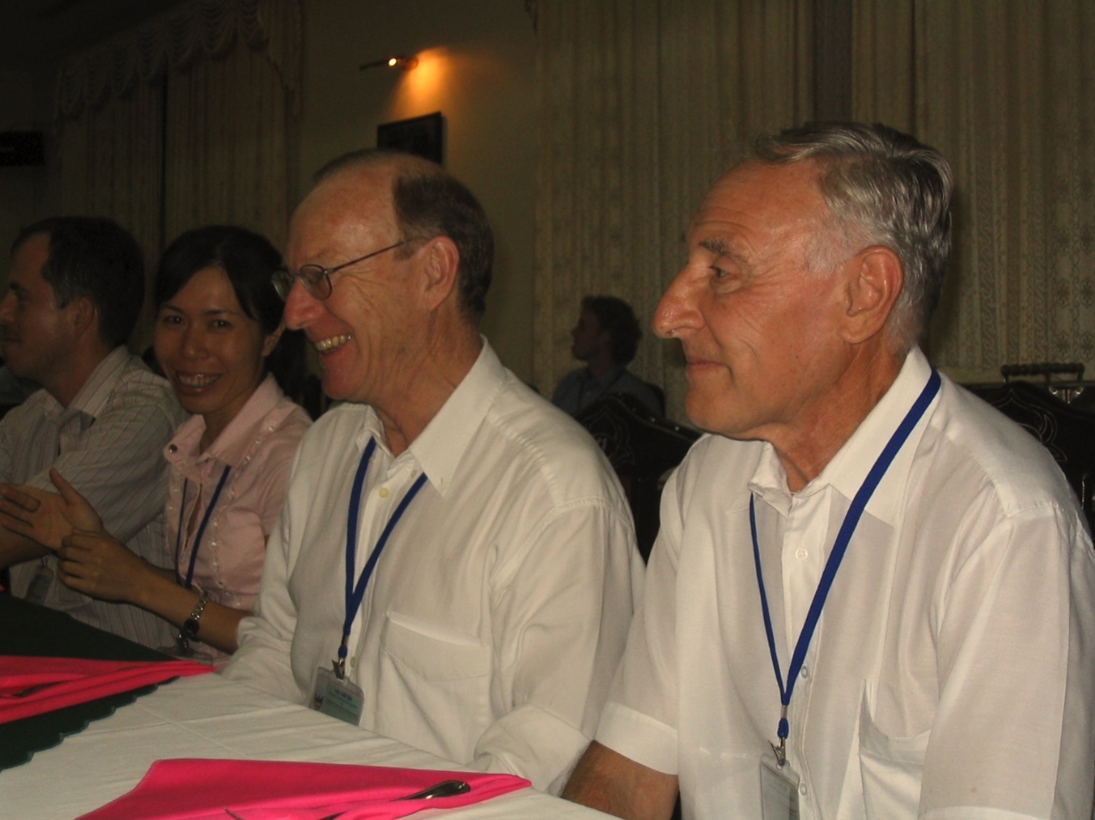 Zámbó László és Paul Williams a TRANSKARST Konferencián Hanoiban